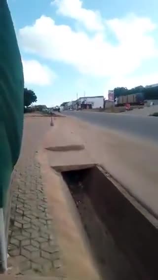 Tanzanya: Darüsselam'da boş sokakları görüntüleyen bir sakin, hükümetin Bağımsızlık Günü protestolarını yasaklamasının ardından fareler gibi içeride kilitli kaldık diyor